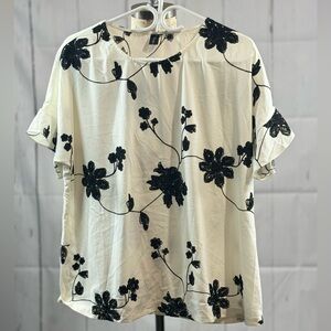 F3. White floral top, size L